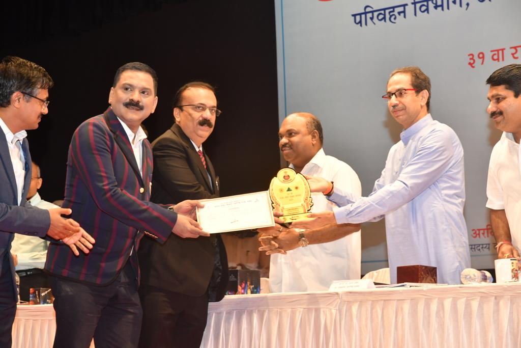 Ravi Gaikwad reeceiving award from Uddhav Thackeray